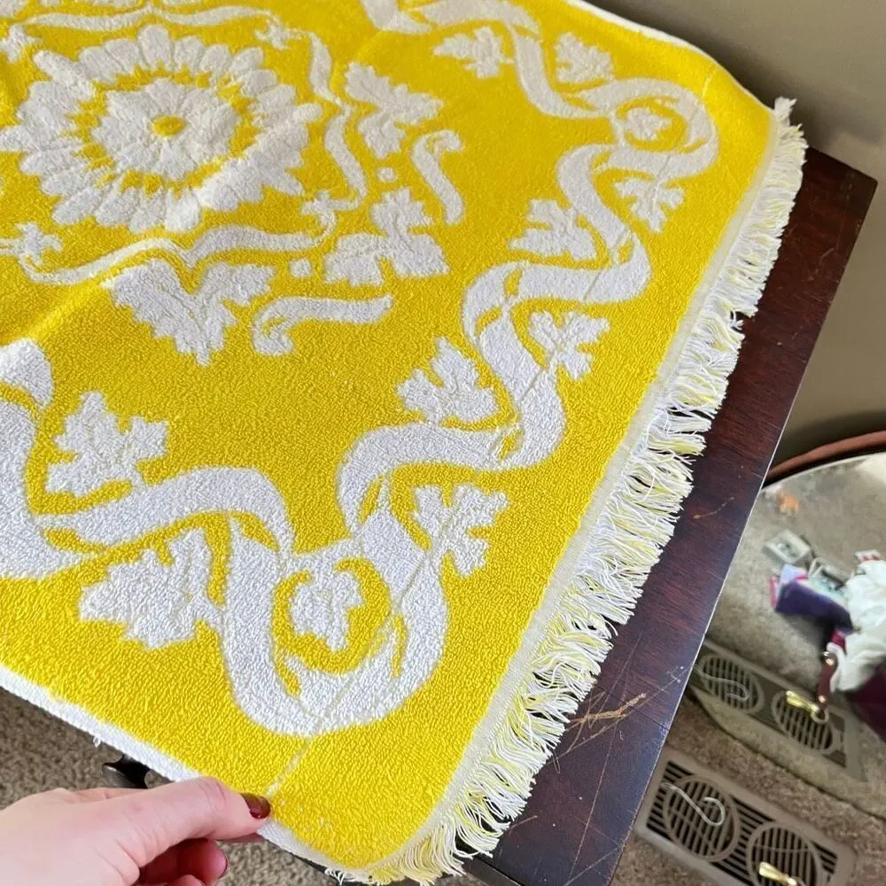 VTG St Mary’s Yellow White Medallion Terry Bath Towel Fringe 42x24 USA